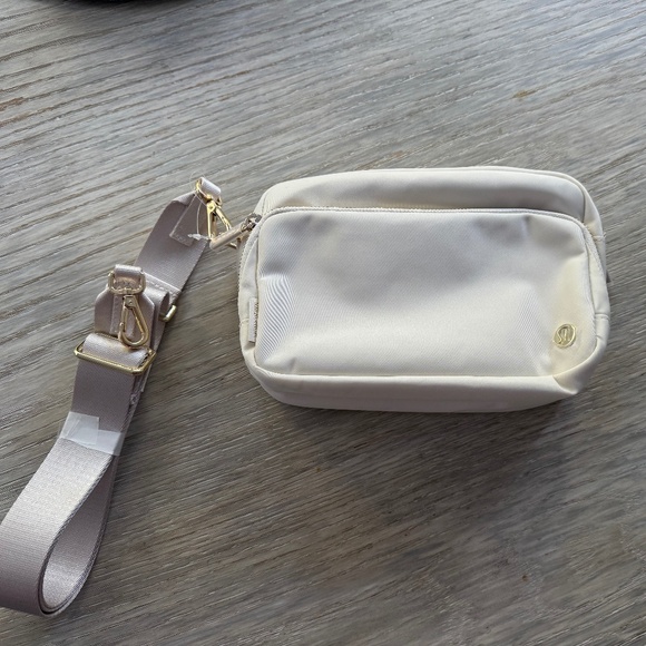 NWT Lululemon Everywhere Crossbody 3L Large Metal Hardware - color ivory/gold - Picture 1 of 11